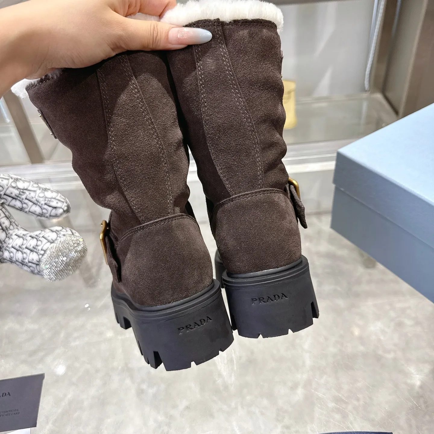 👟👟Ex-factory price 700👟👟 🔥Heavyweight🔥4050 Prada/PRADA autumn and winter snow boots counter new thick-soled anti-ski boots warm wool short boots, the same style as PRADA autumn and winter T-stage catwalk catwalk celebrity stars, original 1:1 replica, high-quality quality! The top version is comfortable on the feet and makes you look slimmer, elegant and intellectual! It is a rare pair of comfortable and warm casual snow boots! ❶Fabric: High mercerized cow suede/first layer cowhide ❷Lining: %100 pure wool imported from Australia ❸Feet: %100 pure wool imported from Australia ❹Outsole: Original TPU foam bottom Four-color women's sizes: 36–42. Complete packaging, with certified pure cotton bag after-sales service card.